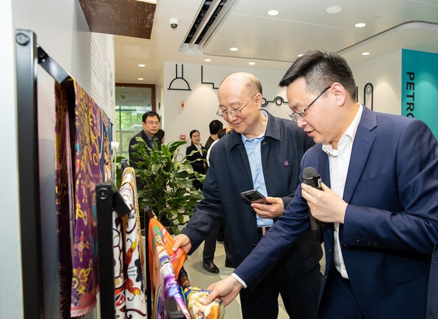 化学等展区交流参观场景 - 副本(1).jpg